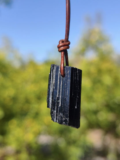 Turmalin / Schörl roh & geschliffen ~ Edelstein Kette schwarz Hippie GoaPsy Boho Tibet Ethno Natur Heilstein Kraft Anhänger Mann Bruder Gift - Art of Nature Berlin