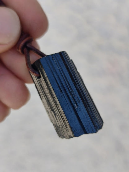 Turmalin / Schörl roh & geschliffen ~ Edelstein Kette schwarz Hippie GoaPsy Boho Tibet Ethno Natur Heilstein Kraft Anhänger Mann Bruder Gift - Art of Nature Berlin