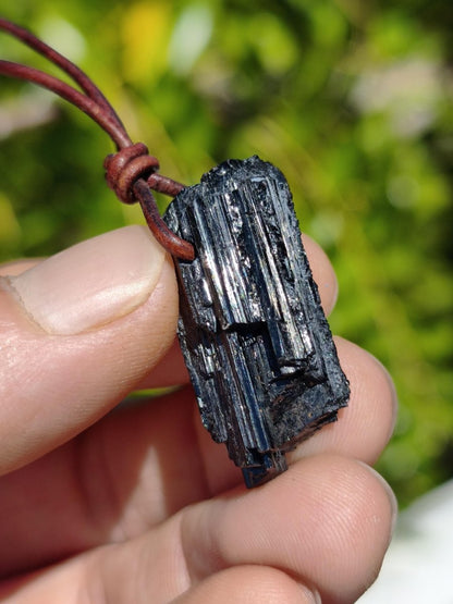 Turmalin / Schörl roh & geschliffen ~ Edelstein Kette schwarz Hippie GoaPsy Boho Tibet Ethno Natur Heilstein Kraft Anhänger Mann Bruder Gift - Art of Nature Berlin