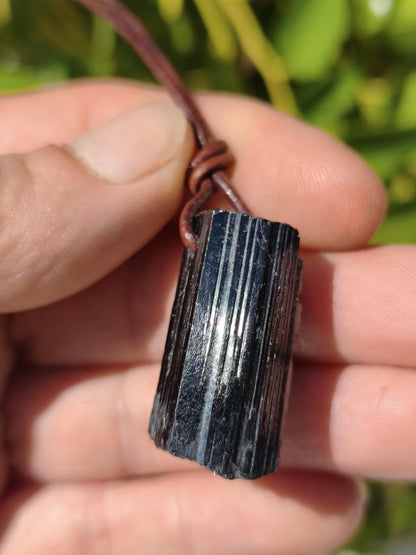 Turmalin / Schörl roh & geschliffen ~ Edelstein Kette schwarz Hippie GoaPsy Boho Tibet Ethno Natur Heilstein Kraft Anhänger Mann Bruder Gift - Art of Nature Berlin