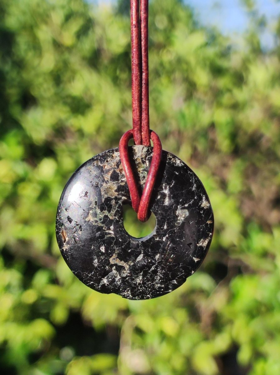 Turmalin / Schörl ~ Edelstein Kette HIPPIE GOA Boho Tibet Ethno Nature Donut Schutzsymbol ~Heilstein Chakra Energie schwarz Mann Frau - Art of Nature Berlin