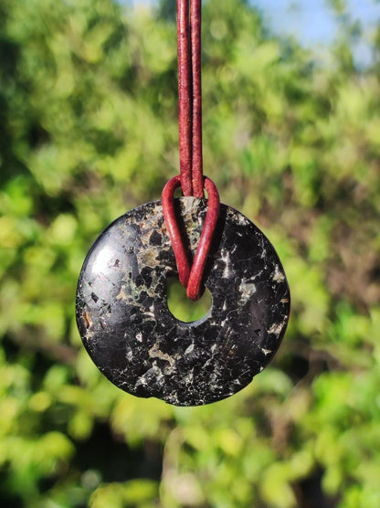 Turmalin / Schörl ~ Edelstein Kette HIPPIE GOA Boho Tibet Ethno Nature Donut Schutzsymbol ~Heilstein Chakra Energie schwarz Mann Frau - Art of Nature Berlin