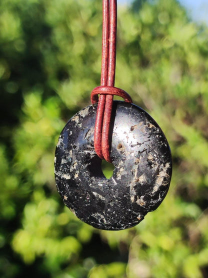 Turmalin / Schörl ~ Edelstein Kette HIPPIE GOA Boho Tibet Ethno Nature Donut Schutzsymbol ~Heilstein Chakra Energie schwarz Mann Frau - Art of Nature Berlin
