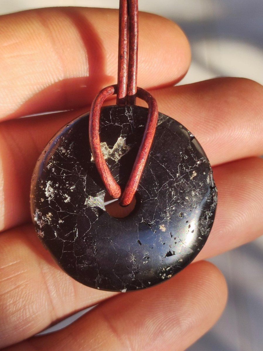 Turmalin / Schörl ~ Edelstein Kette HIPPIE GOA Boho Tibet Ethno Nature Donut Schutzsymbol ~Heilstein Chakra Energie schwarz Mann Frau - Art of Nature Berlin