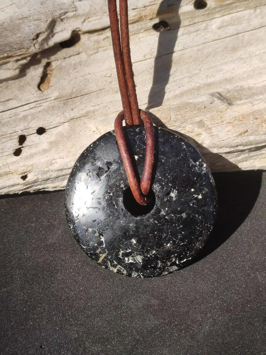 Turmalin / Schörl ~ Edelstein Kette HIPPIE GOA Boho Tibet Ethno Nature Donut Schutzsymbol ~Heilstein Chakra Energie schwarz Mann Frau - Art of Nature Berlin