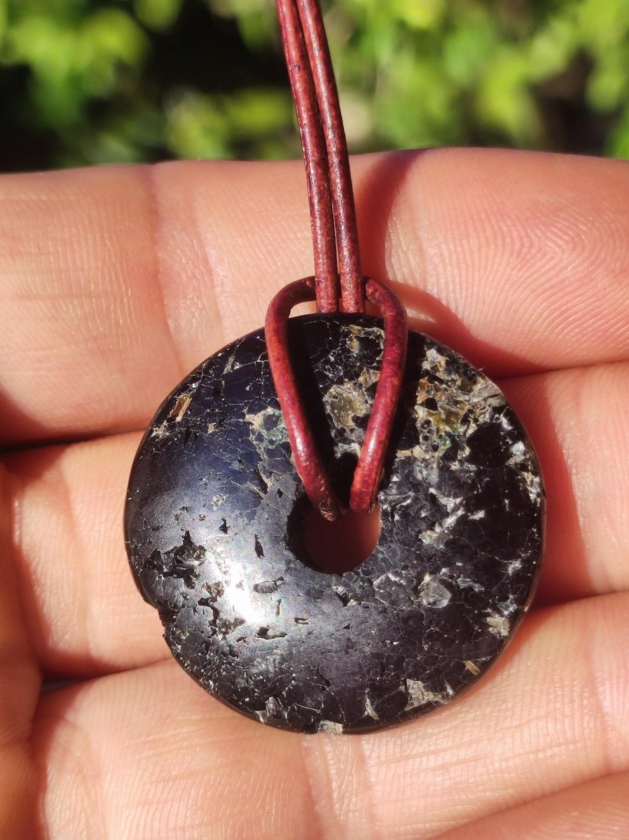 Turmalin / Schörl ~ Edelstein Kette HIPPIE GOA Boho Tibet Ethno Nature Donut Schutzsymbol ~Heilstein Chakra Energie schwarz Mann Frau - Art of Nature Berlin