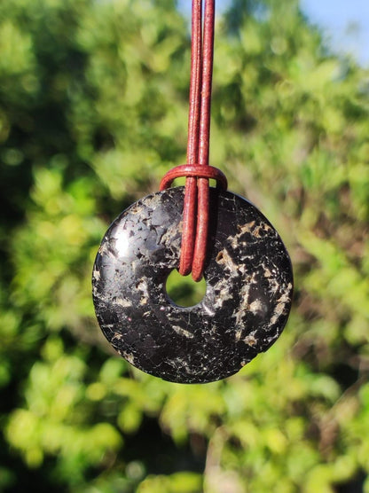 Turmalin / Schörl ~ Edelstein Kette HIPPIE GOA Boho Tibet Ethno Nature Donut Schutzsymbol ~Heilstein Chakra Energie schwarz Mann Frau - Art of Nature Berlin