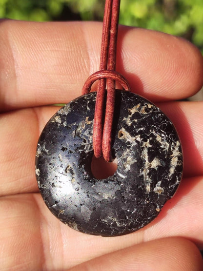 Turmalin / Schörl ~ Edelstein Kette HIPPIE GOA Boho Tibet Ethno Nature Donut Schutzsymbol ~Heilstein Chakra Energie schwarz Mann Frau - Art of Nature Berlin