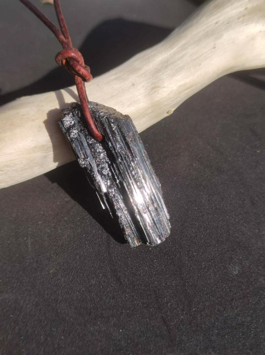 Turmalin / Schörl roh & geschliffen ~ Edelstein Kette schwarz Hippie GoaPsy Boho Tibet Ethno Natur Heilstein Kraft Anhänger Mann Bruder Gift - Art of Nature Berlin