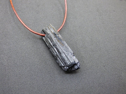 Turmalin / Schörl roh & geschliffen ~ Edelstein Kette schwarz Hippie GoaPsy Boho Tibet Ethno Natur Heilstein Kraft Anhänger Mann Bruder Gift - Art of Nature Berlin