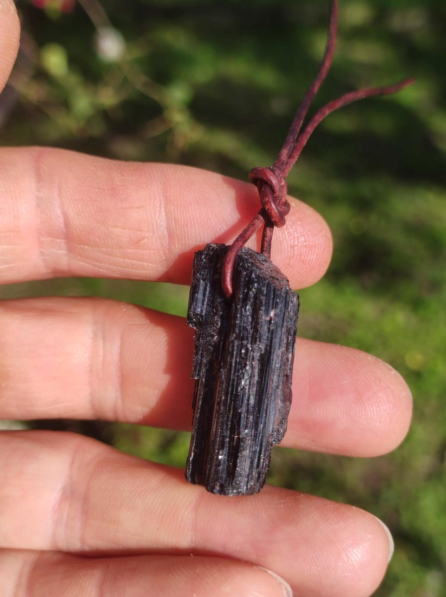 Turmalin / Schörl roh & geschliffen ~ Edelstein Kette schwarz Hippie GoaPsy Boho Tibet Ethno Natur Heilstein Kraft Anhänger Mann Bruder Gift - Art of Nature Berlin