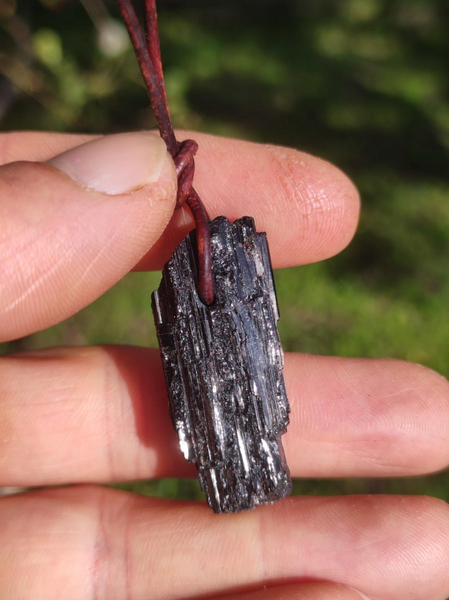 Turmalin / Schörl roh & geschliffen ~ Edelstein Kette schwarz Hippie GoaPsy Boho Tibet Ethno Natur Heilstein Kraft Anhänger Mann Bruder Gift - Art of Nature Berlin