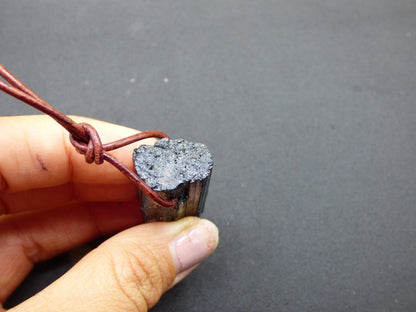 Turmalin / Schörl roh & geschliffen ~ Edelstein Kette schwarz Hippie GoaPsy Boho Tibet Ethno Natur Heilstein Kraft Anhänger Mann Bruder Gift - Art of Nature Berlin