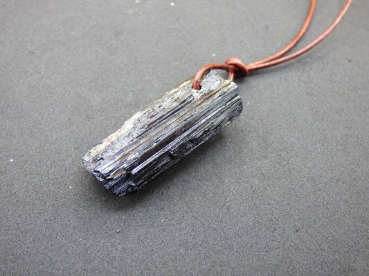 Turmalin / Schörl roh & geschliffen ~ Edelstein Kette schwarz Hippie GoaPsy Boho Tibet Ethno Natur Heilstein Kraft Anhänger Mann Bruder Gift - Art of Nature Berlin