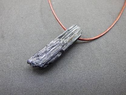 Turmalin / Schörl roh & geschliffen ~ Edelstein Kette schwarz Hippie GoaPsy Boho Tibet Ethno Natur Heilstein Kraft Anhänger Mann Bruder Gift - Art of Nature Berlin