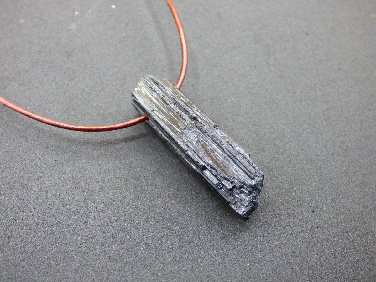 Turmalin / Schörl roh & geschliffen ~ Edelstein Kette schwarz Hippie GoaPsy Boho Tibet Ethno Natur Heilstein Kraft Anhänger Mann Bruder Gift - Art of Nature Berlin