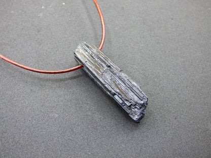 Turmalin / Schörl roh & geschliffen ~ Edelstein Kette schwarz Hippie GoaPsy Boho Tibet Ethno Natur Heilstein Kraft Anhänger Mann Bruder Gift - Art of Nature Berlin