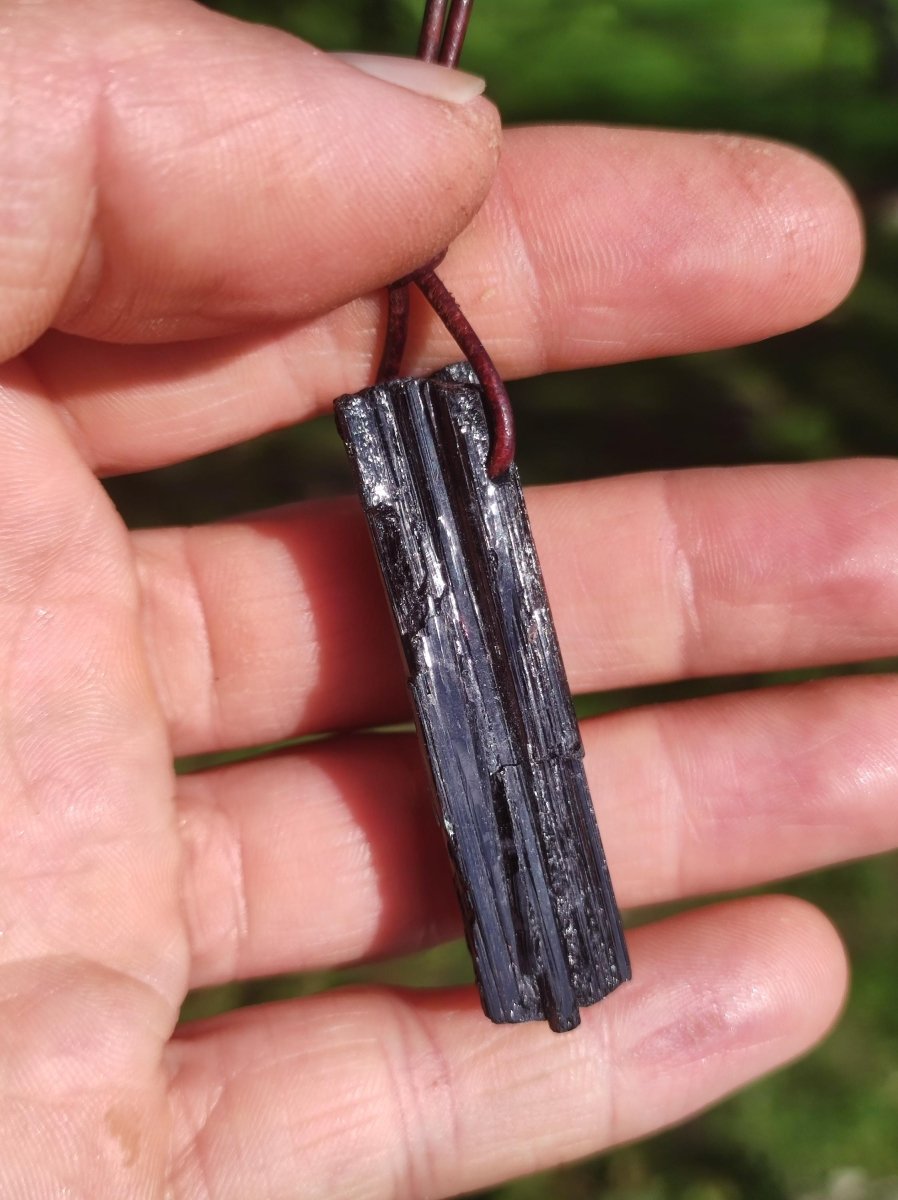 Turmalin / Schörl roh & geschliffen ~ Edelstein Kette schwarz Hippie GoaPsy Boho Tibet Ethno Natur Heilstein Kraft Anhänger Mann Bruder Gift - Art of Nature Berlin