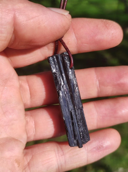 Turmalin / Schörl roh & geschliffen ~ Edelstein Kette schwarz Hippie GoaPsy Boho Tibet Ethno Natur Heilstein Kraft Anhänger Mann Bruder Gift - Art of Nature Berlin