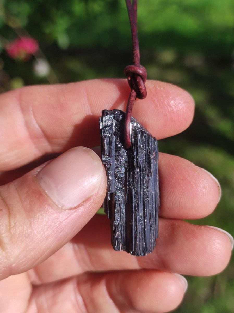 Turmalin / Schörl roh & geschliffen ~ Edelstein Kette schwarz Hippie GoaPsy Boho Tibet Ethno Natur Heilstein Kraft Anhänger Mann Bruder Gift - Art of Nature Berlin