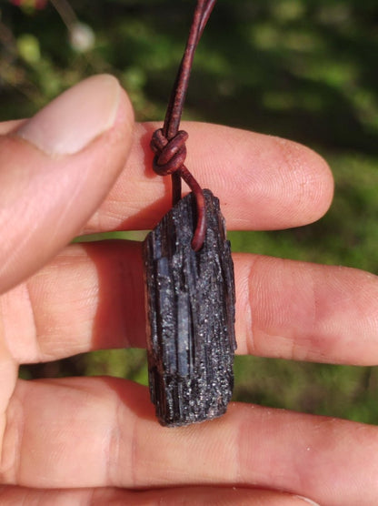 Turmalin / Schörl roh & geschliffen ~ Edelstein Kette schwarz Hippie GoaPsy Boho Tibet Ethno Natur Heilstein Kraft Anhänger Mann Bruder Gift - Art of Nature Berlin