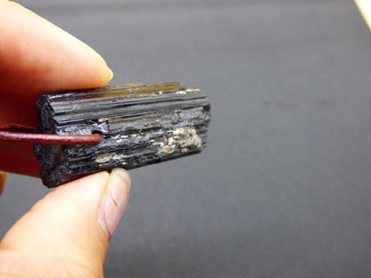 Turmalin / Schörl roh & geschliffen ~ Edelstein Kette schwarz Hippie GoaPsy Boho Tibet Ethno Natur Heilstein Kraft Anhänger Mann Bruder Gift - Art of Nature Berlin