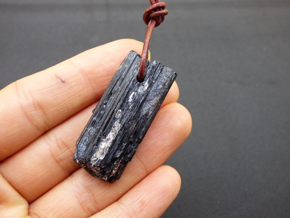 Turmalin / Schörl roh & geschliffen ~ Edelstein Kette schwarz Hippie GoaPsy Boho Tibet Ethno Natur Heilstein Kraft Anhänger Mann Bruder Gift - Art of Nature Berlin