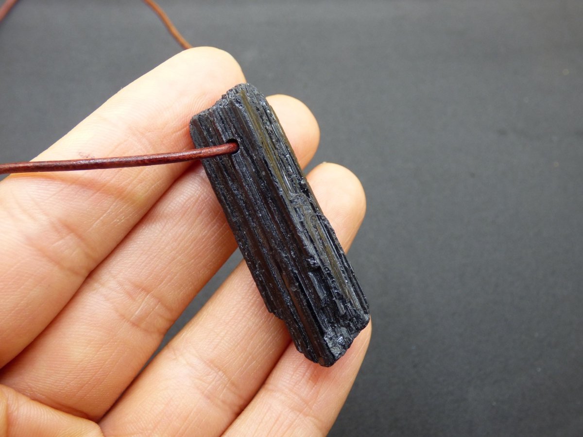 Turmalin / Schörl roh & geschliffen ~ Edelstein Kette schwarz Hippie GoaPsy Boho Tibet Ethno Natur Heilstein Kraft Anhänger Mann Bruder Gift - Art of Nature Berlin