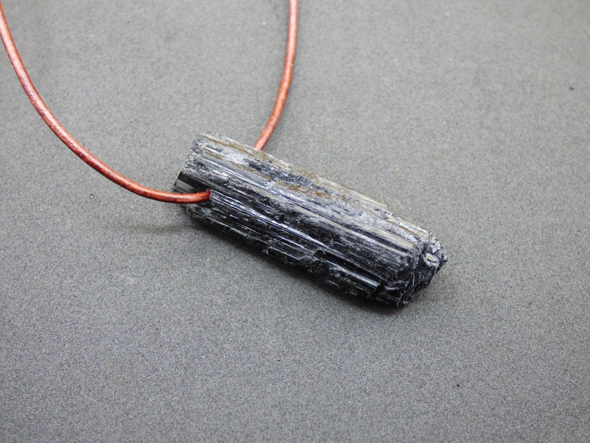 Turmalin / Schörl roh & geschliffen ~ Edelstein Kette schwarz Hippie GoaPsy Boho Tibet Ethno Natur Heilstein Kraft Anhänger Mann Bruder Gift - Art of Nature Berlin