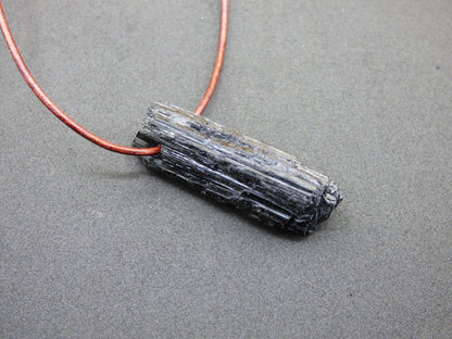 Turmalin / Schörl roh & geschliffen ~ Edelstein Kette schwarz Hippie GoaPsy Boho Tibet Ethno Natur Heilstein Kraft Anhänger Mann Bruder Gift - Art of Nature Berlin