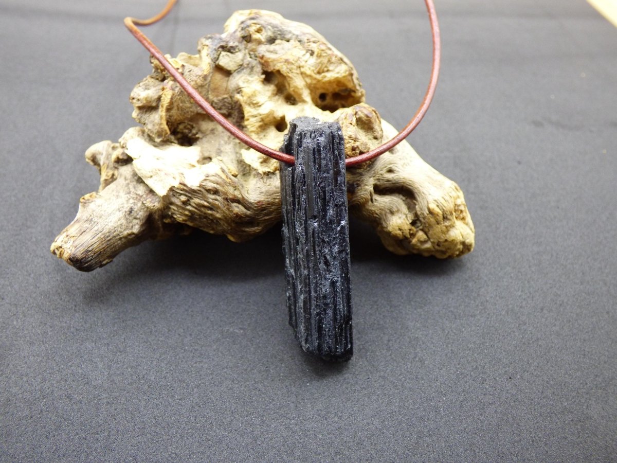 Turmalin / Schörl roh & geschliffen ~ Edelstein Kette schwarz Hippie GoaPsy Boho Tibet Ethno Natur Heilstein Kraft Anhänger Mann Bruder Gift - Art of Nature Berlin