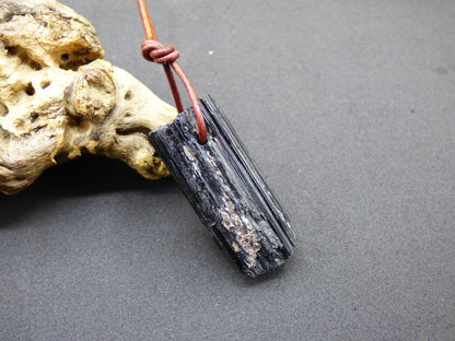 Turmalin / Schörl roh & geschliffen ~ Edelstein Kette schwarz Hippie GoaPsy Boho Tibet Ethno Natur Heilstein Kraft Anhänger Mann Bruder Gift - Art of Nature Berlin