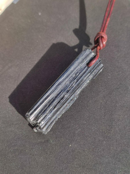 Turmalin / Schörl roh & geschliffen ~ Edelstein Kette schwarz Hippie GoaPsy Boho Tibet Ethno Natur Heilstein Kraft Anhänger Mann Bruder Gift - Art of Nature Berlin