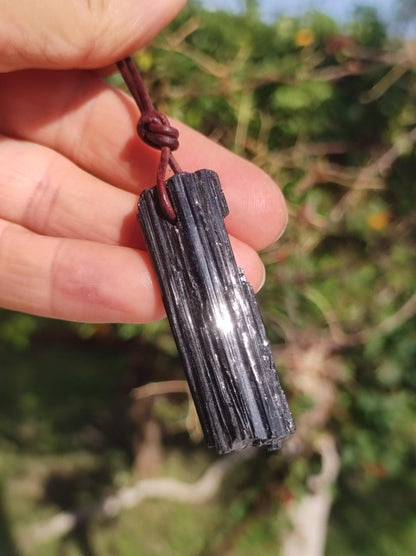 Turmalin / Schörl roh & geschliffen ~ Edelstein Kette schwarz Hippie GoaPsy Boho Tibet Ethno Natur Heilstein Kraft Anhänger Mann Bruder Gift - Art of Nature Berlin