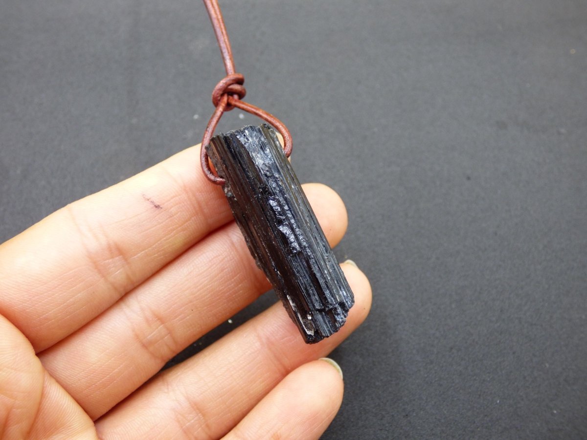 Turmalin / Schörl roh & geschliffen ~ Edelstein Kette schwarz Hippie GoaPsy Boho Tibet Ethno Natur Heilstein Kraft Anhänger Mann Bruder Gift - Art of Nature Berlin