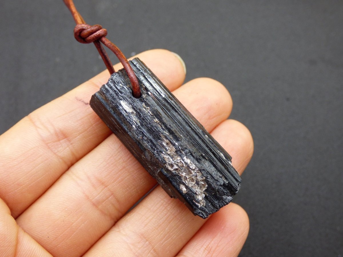 Turmalin / Schörl roh & geschliffen ~ Edelstein Kette schwarz Hippie GoaPsy Boho Tibet Ethno Natur Heilstein Kraft Anhänger Mann Bruder Gift - Art of Nature Berlin