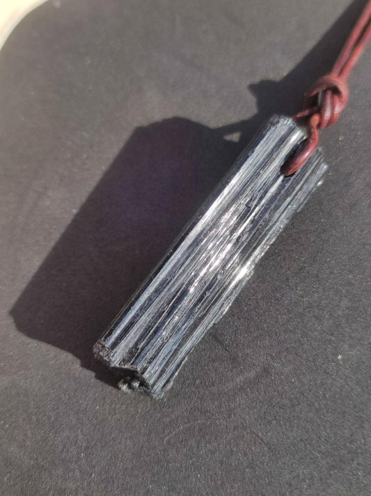 Turmalin / Schörl roh & geschliffen ~ Edelstein Kette schwarz Hippie GoaPsy Boho Tibet Ethno Natur Heilstein Kraft Anhänger Mann Bruder Gift - Art of Nature Berlin