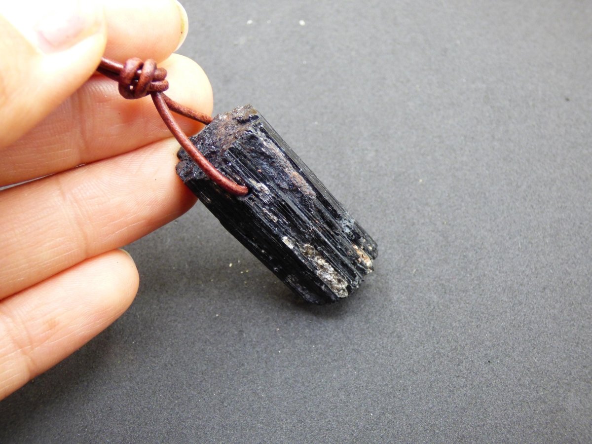 Turmalin / Schörl roh & geschliffen ~ Edelstein Kette schwarz Hippie GoaPsy Boho Tibet Ethno Natur Heilstein Kraft Anhänger Mann Bruder Gift - Art of Nature Berlin