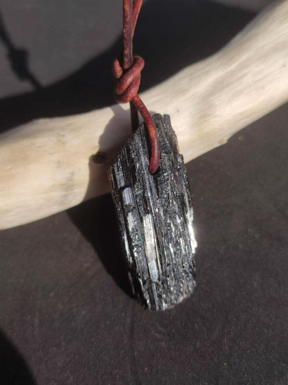 Turmalin / Schörl roh & geschliffen ~ Edelstein Kette schwarz Hippie GoaPsy Boho Tibet Ethno Natur Heilstein Kraft Anhänger Mann Bruder Gift - Art of Nature Berlin