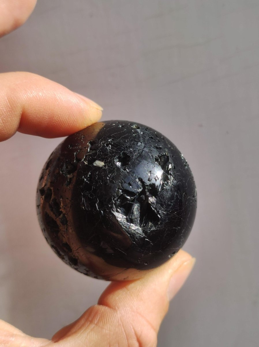Turmalin schwarz / Schörl ~ Magische Edelstein Kugel Massage & Deko Sphere Crystal Spielkugel Meditation ~HIPPIE ~GOA~Boho~Ethno~Heilstein - Art of Nature Berlin