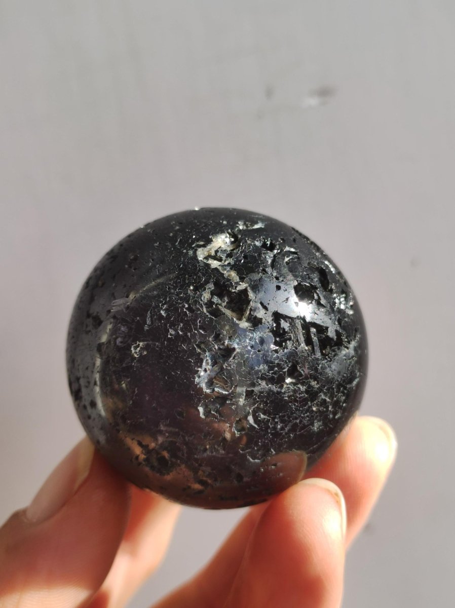 Turmalin schwarz / Schörl ~ Magische Edelstein Kugel Massage & Deko Sphere Crystal Spielkugel Meditation ~HIPPIE ~GOA~Boho~Ethno~Heilstein - Art of Nature Berlin