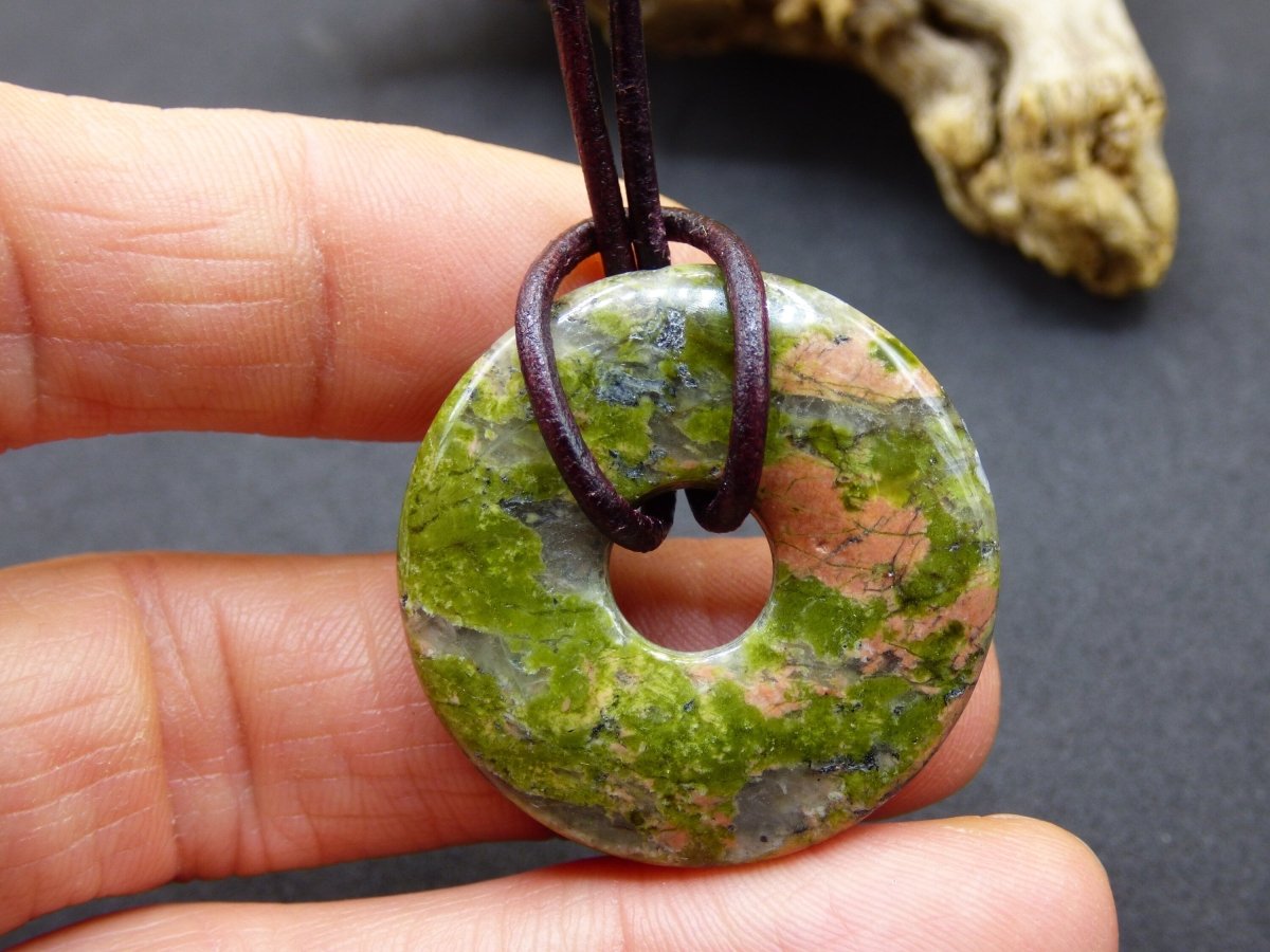 Unakit ~ Edelstein Kette grün ~HIPPIE ~GOA ~Boho ~Tibet ~Ethno ~Nature ~Donut ~Schutzsymbol ~Heilstein - Art of Nature Berlin