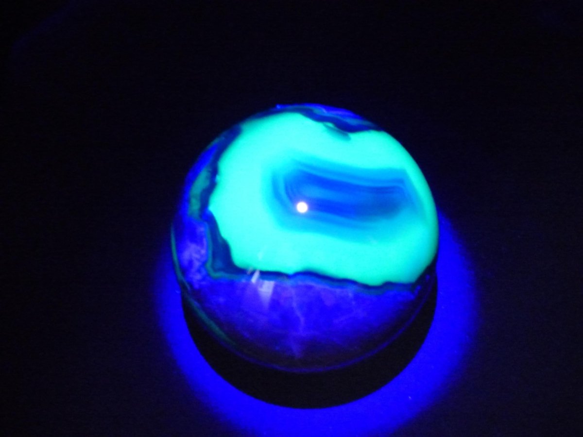 UV AKTIV Volcanic Achat - Edelstein Kugel Deko Sphere Massage Kristall Sammler Meditation Heilstein Frau Mann Geschenk Er Sie Haus Energie - Art of Nature Berlin