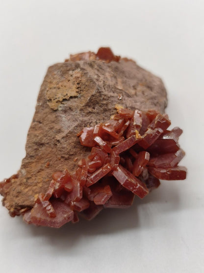 Vanadinit Kristallstufe – Rot-orange hexagonale Kristalle auf Matrix | Mineral Sammlerstufe Kristall Stufe Rarität Unikat Geschenk Marokko - Art of Nature Berlin