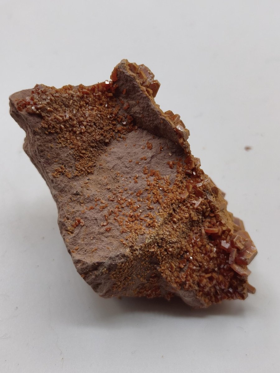 Vanadinit Kristallstufe – Rot-orange hexagonale Kristalle auf Matrix | Mineral Sammlerstufe Kristall Stufe Rarität Unikat Geschenk Marokko - Art of Nature Berlin