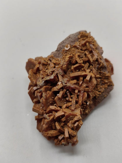 Vanadinit Kristallstufe – Rot-orange hexagonale Kristalle auf Matrix | Mineral Sammlerstufe Kristall Stufe Rarität Unikat Geschenk Marokko - Art of Nature Berlin
