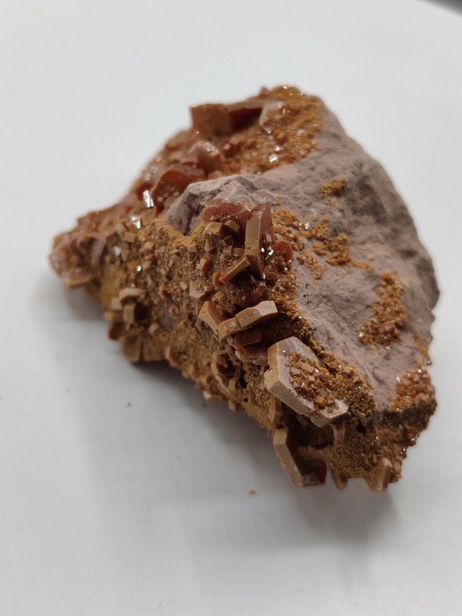 Vanadinit Kristallstufe – Rot-orange hexagonale Kristalle auf Matrix | Mineral Sammlerstufe Kristall Stufe Rarität Unikat Geschenk Marokko - Art of Nature Berlin