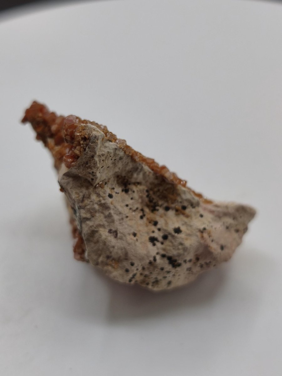 Vanadinit Kristallstufe – Rot-orange hexagonale Kristalle auf Matrix | Mineral Sammlerstufe Kristall Stufe Rarität Unikat Geschenk Marokko - Art of Nature Berlin