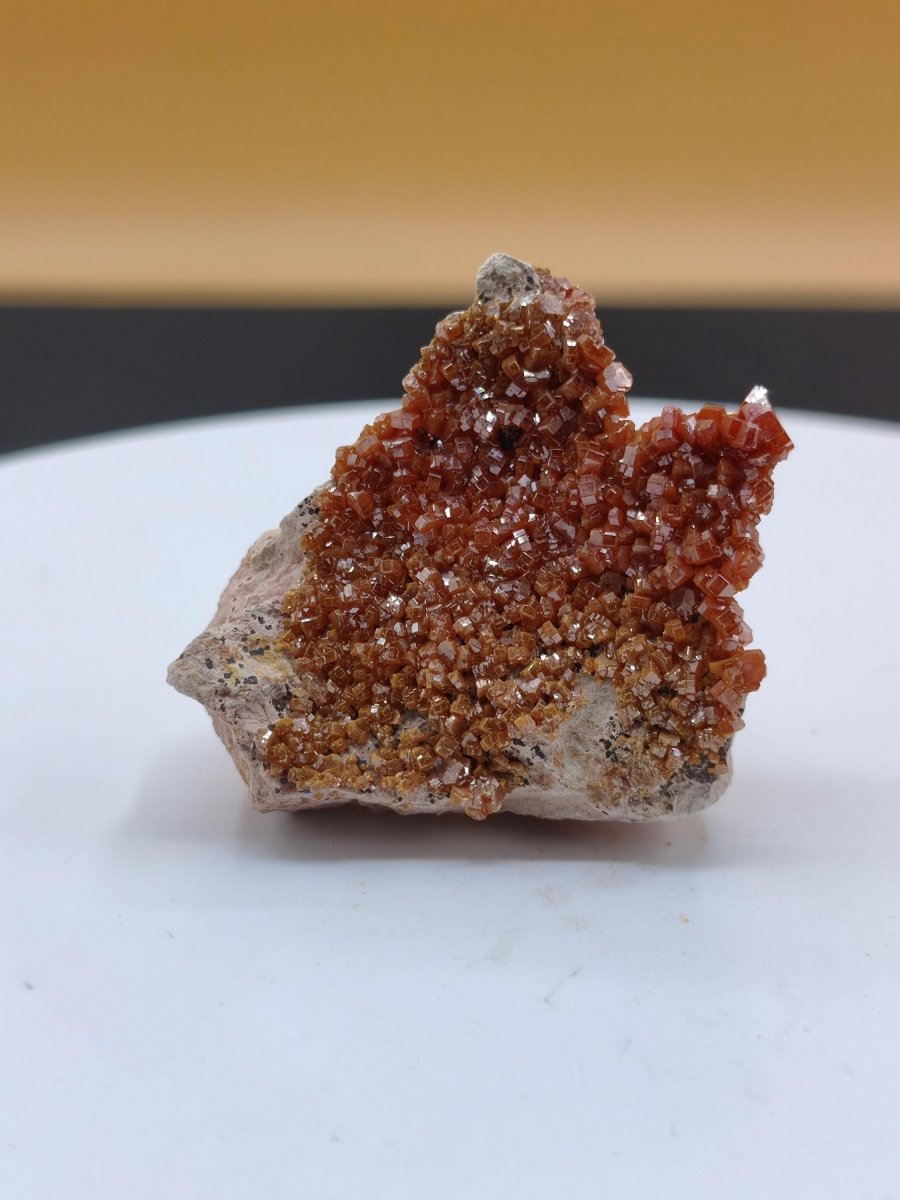 Vanadinit Kristallstufe – Rot-orange hexagonale Kristalle auf Matrix | Mineral Sammlerstufe Kristall Stufe Rarität Unikat Geschenk Marokko - Art of Nature Berlin