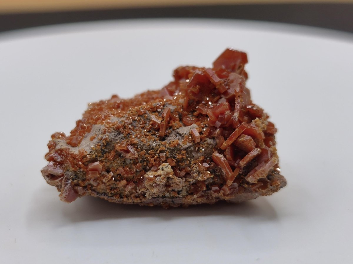 Vanadinit Kristallstufe – Rot-orange hexagonale Kristalle auf Matrix | Mineral Sammlerstufe Kristall Stufe Rarität Unikat Geschenk Marokko - Art of Nature Berlin